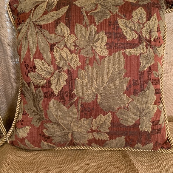 16 X 16 ACCENT LEAF PATTERN PILLOWS - Picture 2 of 4